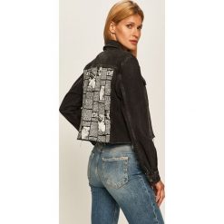 Guess Jeans - Kurtka jeansowa. Czarne kurtki damskie Guess Jeans, s, z aplikacjami, z elastanu, krótkie, bez kaptura. W wyprzedaży za 479,90 zł.