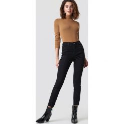 NA-KD Jeansy rurki z wysokim stanem - Black. Czarne jeansy damskie rurki marki NA-KD, z jeansu, z podwyższonym stanem. Za 121,95 zł.