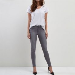 Jeansy damskie: Dżinsy typu slim
