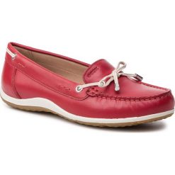 Mokasyny GEOX - D Vega Moc B D92DNB 043BC C7Y1Q Scarlet/Off White. Czerwone mokasyny damskie Geox, na co dzień, bez wzorów, ze skóry, bez obcasa, na płaskiej podeszwie, bez zapięcia. W wyprzedaży za 269,00 zł.