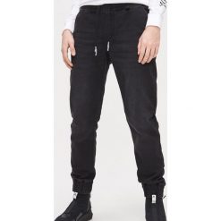 Jeansowe joggery - Czarny. Czarne spodnie męskie Cropp, m, bez wzorów, z jeansu. Za 99,99 zł.