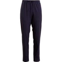 J.LINDEBERG SPRING FAB PINSTRIPE Spodnie materiałowe navy. Niebieskie spodnie damskie J.LINDEBERG, bez wzorów, z elastanu. W wyprzedaży za 455,40 zł.