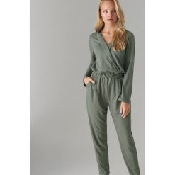 Kopertowy kombinezon - Khaki. Brązowe kombinezony damskie Mohito, s, bez wzorów, bez kołnierzyka, bez rękawów. W wyprzedaży za 79,99 zł.