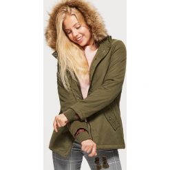 Parka z kapturem - Khaki. Brązowe parki damskie Cropp, l. W wyprzedaży za 199,99 zł.