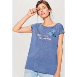 Bawełniana koszulka z aplikacją - Niebieski. Niebieskie t-shirty damskie marki Mohito, l, z aplikacjami, z bawełny. Za 49,99 zł.