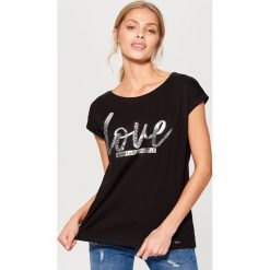 T-shirty damskie: Koszulka z połyskującym napisem - Czarny