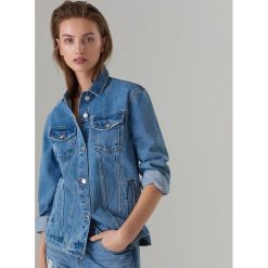 Kurtka jeansowa z nadrukiem - Niebieski. Niebieskie kurtki damskie Mohito, z nadrukiem, z jeansu, bez kaptura. Za 199,99 zł.