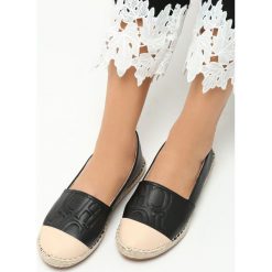 Czarne Espadryle Elzi. Czarne espadryle damskie Born2be, z napisami, bez obcasa, na płaskiej podeszwie. Za 29,99 zł.