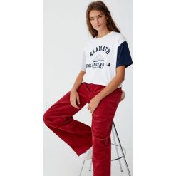 Koszulka z kontrastowymi rękawami. Szare t-shirty damskie marki Pull&Bear, z kontrastowym kołnierzykiem. Za 49,90 zł.
