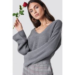 Dilara x NA-KD Sweter z dekoltem V - Grey. Szare swetry klasyczne damskie Dilara x NA-KD, z dzianiny. Za 161,95 zł.