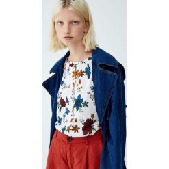 Koszulka w kwiaty. Szare koszulki damskie marki Pull&Bear, w kwiaty, bez kołnierzyka, z krótkim rękawem. Za 29,90 zł.