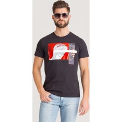 T-SHIRT Versace Jeans. Czarne t-shirty męskie Versace Jeans, s, z nadrukiem, z bawełny, z okrągłym kołnierzem. Za 356,30 zł.