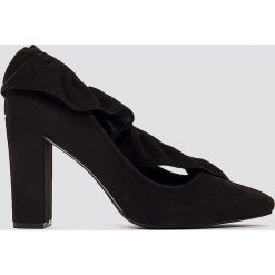 NA-KD Shoes Czółenka na średnim obcasie z falbanką - Black. Czarne czółenka damskie NA-KD Shoes, w koronkowe wzory, z koronki, na średnim obcasie. W wyprzedaży za 60,88 zł.