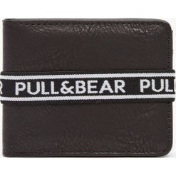 Czarny portfel z gumką z logo. Czarne portfele męskie marki Pull&Bear. Za 59,90 zł.