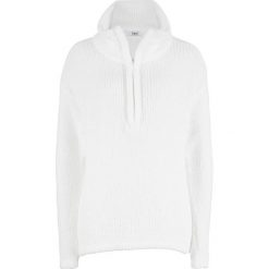 Sweter z puszystej przędzy bonprix biel wełny. Białe swetry damskie bonprix, bez wzorów, z wełny, bez rękawów, bez kaptura. Za 54,99 zł.