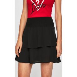 Only - Spódnica. Czarne spódniczki damskie ONLY, bez wzorów, z elastanu, mini, rozkloszowane. Za 79,90 zł.