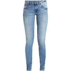 Tommy Jeans LOW RISE SKINNY SOPHIE Jeans Skinny Fit dynamic balmy light blue. Niebieskie jeansy damskie relaxed fit marki Tommy Jeans. W wyprzedaży za 384,30 zł.