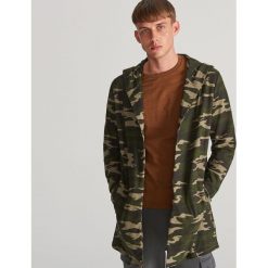Dluga bluza z kapturem - Zielony. Zielone bluzy męskie Reserved, s, bez wzorów, z kapturem, z długim rękawem, długie, z kapturem. Za 119,99 zł.