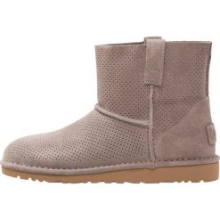 Botki damskie: UGG CLASSIC UNLINED MINI PERF Botki mole