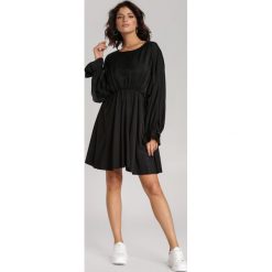 Czarna Sukienka Solveig. Czarne sukienki damskie Renee, s, z okrągłym kołnierzem, długie, mini, rozkloszowane. Za 129,99 zł.