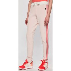 Adidas Performance - Spodnie. Różowe spodnie damskie adidas Performance, s, bez wzorów, z poliesteru, casualowe. W wyprzedaży za 279,90 zł.