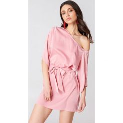 Sukienki: Hannalicious x NA-KD Sukienka na jedno ramię z wiązaniem – Pink