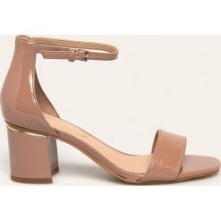 Aldo - Sandały Valentina. Brązowe sandały damskie ALDO, bez wzorów, ze skóry ekologicznej, bez obcasa, na obcasie, na klamry. Za 319,90 zł.