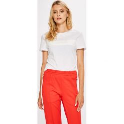 Calvin Klein Jeans - Top. Szare topy damskie Calvin Klein Jeans, l, z nadrukiem, z bawełny, z okrągłym kołnierzem. W wyprzedaży za 159,90 zł.