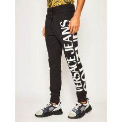 Spodnie dresowe Versace Jeans Couture A2GVA1F3. Czarne jeansy męskie Versace Jeans Couture, s, bez wzorów. W wyprzedaży za 839,00 zł.