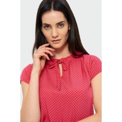 Elegancka bluzka z nadrukiem. Różowe bluzki damskie Greenpoint, z nadrukiem, z poliesteru, eleganckie, bez kołnierzyka, bez rękawów. Za 39,99 zł.