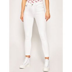 Jeansy Skinny Fit Tommy Jeans Nora DW0DW08085. Białe jeansy damskie Tommy Jeans. W wyprzedaży za 349,00 zł.