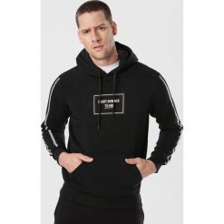 Czarna Bluza Nedacine. Czarne bluzy męskie Born2be, xl, bez wzorów, bez kołnierzyka, bez rękawów, bez kaptura. Za 79,99 zł.