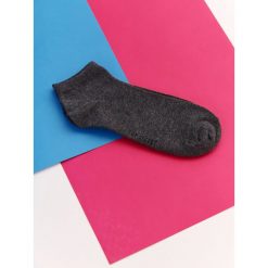 SKARPETKI MĘSKIE. Szare skarpetki męskie Top Secret, bez wzorów, z dzianiny. W wyprzedaży za 9,99 zł.