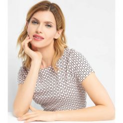T-shirt z geometrycznym wzorem. Niebieskie bluzki damskie marki Orsay, na co dzień, xs, z aplikacjami, z bawełny, z dekoltem w łódkę, z krótkim rękawem. Za 24,99 zł.