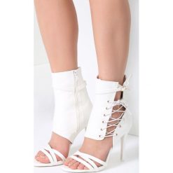 Białe Sandały Patient Love. Białe sandały damskie vices, w paski, bez obcasa, na obcasie, z paskami. Za 79,99 zł.