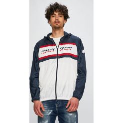 Tommy Sport - Kurtka Windbreaker. Czerwone płaszcze męskie Tommy Sport, s, bez wzorów, z poliesteru, sportowe, krótkie, z kapturem. W wyprzedaży za 359,90 zł.