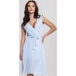 Niebieska Sukienka Oversweet. Niebieskie sukienki damskie other, m, w paski, z tkaniny, bez kołnierzyka, bez rękawów, midi. Za 89,99 zł.