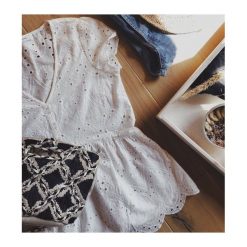 Bluzka damska. Bluzki damskie Promod, z haftami, z bawełny, eleganckie, bez kołnierzyka, z krótkim rękawem. Za 95,50 zł.