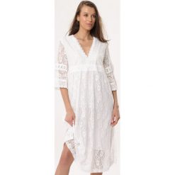 Biała Sukienka Born. Białe sukienki damskie Born2be, s, bez wzorów, z koronki, boho, bez kołnierzyka, bez rękawów, midi. Za 109,99 zł.