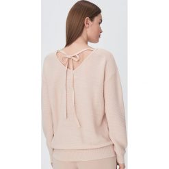 Sweter z wiązaniem na plecach - Beżowy. Brązowe swetry damskie Sinsay, s, bez wzorów, bez rękawów, bez kaptura. Za 49,99 zł.