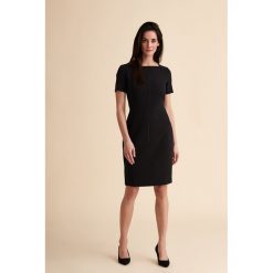 Sukienka w kolorze czarnym. Czarne sukienki damskie TATUUM, bez wzorów, bez kołnierzyka, bez rękawów. W wyprzedaży za 139,95 zł.