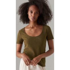 Koszulka basic w prążki - Khaki. Brązowe koszulki damskie Mohito, s, w prążki. W wyprzedaży za 14,99 zł.