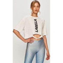 LaBellaMafia - T-shirt. Białe bluzki damskie LABELLAMAFIA, s, z nadrukiem, z bawełny, casualowe, z okrągłym kołnierzem. Za 69,90 zł.