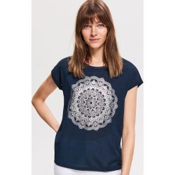 T-shirt z błyszczącym nadrukiem - Granatowy. Niebieskie t-shirty damskie Reserved, s, z nadrukiem, bez kołnierzyka. Za 39,99 zł.