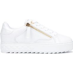 Guess Figgi Tenisówki Biały. Białe trampki i tenisówki damskie Guess, z aplikacjami, z materiału, bez zapięcia. Za 505,95 zł.