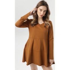 Camelowa Sukienka Corasise. Brązowe sukienki damskie Born2be, s, bez wzorów, z dzianiny, bez kołnierzyka, bez rękawów. W wyprzedaży za 59,99 zł.