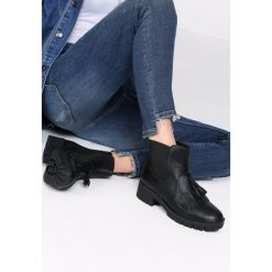 Czarne Botki Conventional. Czarne botki damskie Multu, bez obcasa, na płaskiej podeszwie, bez zapięcia. Za 39,99 zł.