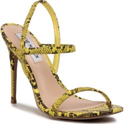 Sandały STEVE MADDEN - Gabriella SM11000955-02002-718 Ylw Snake. Żółte klapki damskie Steve Madden, bez wzorów, ze skóry ekologicznej, bez obcasa. W wyprzedaży za 239,00 zł.