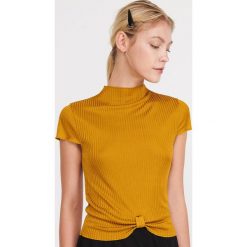 T-shirt z prazkowanej dzianiny - Brązowy. Pomarańczowe t-shirty damskie Reserved, s, bez wzorów, z dzianiny, bez kołnierzyka. W wyprzedaży za 19,99 zł.