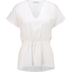 Bluzki asymetryczne: Modström FLORINA Bluzka off white